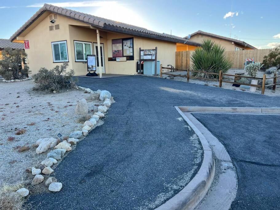 Joshua Tree National Park - Cozy Palms Getaway Apartment Twentynine Palms Bagian luar foto