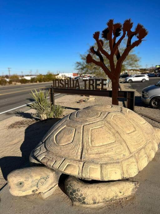 Joshua Tree National Park - Cozy Palms Getaway Apartment Twentynine Palms Bagian luar foto